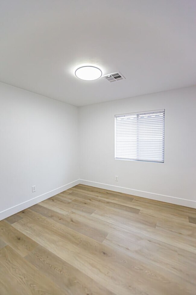 Building Photo - Stunning 3-bedroom One Story Home