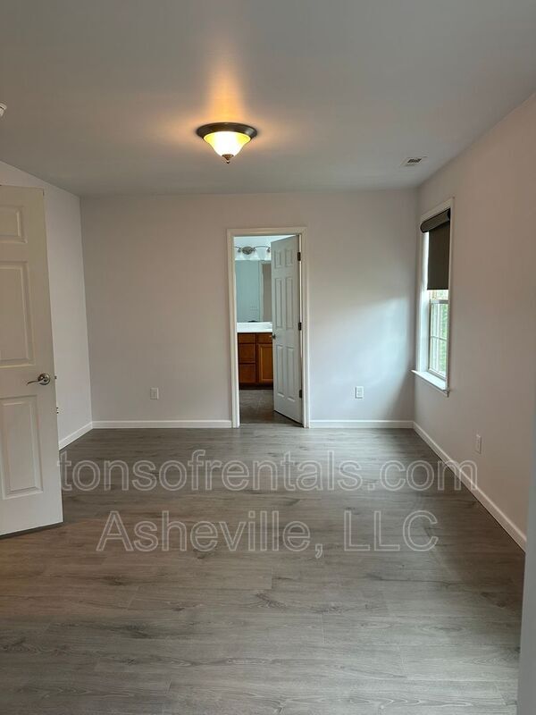 Building Photo - 33 Mallard Run Dr