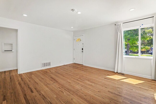 Building Photo - Charming Harvey Park Home with Large Yard & Fireplace