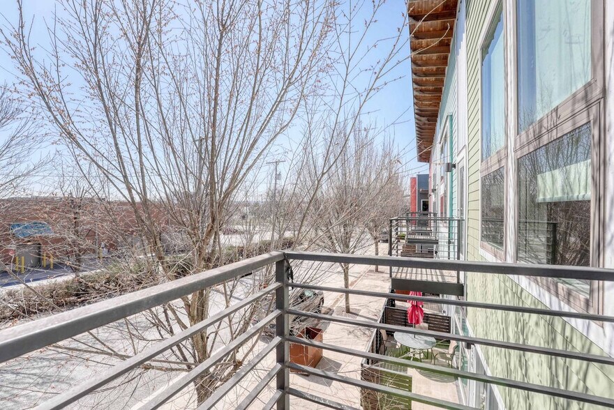 Building Photo - 330 W 5th St