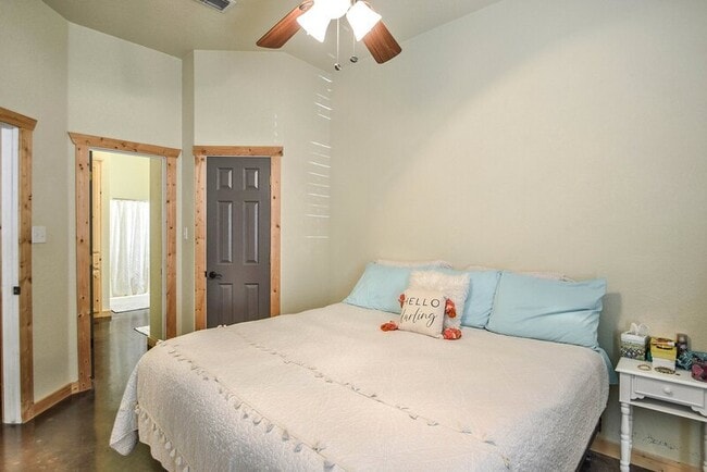 Building Photo - Modern 2 Bedroom, 2 Bath Multiplex Unit | Water + WiFi Included