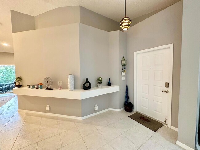 Building Photo - 6129 Heliconia Rd