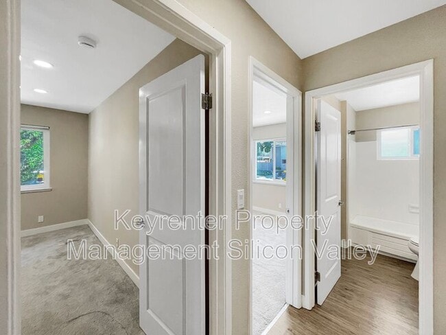 Building Photo - 139 Locksunart Way