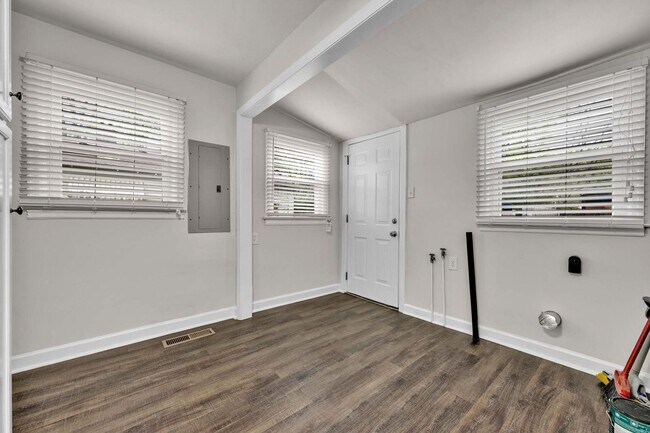 Building Photo - Adorable bungalow