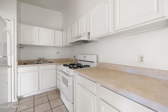 Building Photo - 340 Country Club Cir