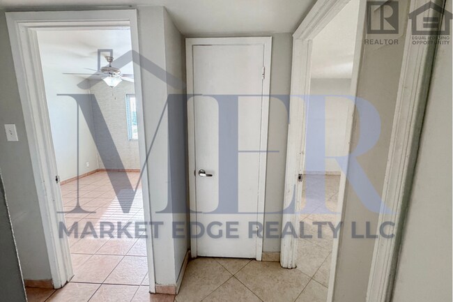 Building Photo - 4Bed/3Bath House at Broadway/Mill Ave! $199 MOVE-IN SPECIAL! Ready for Immediate Move-In! -- RV GATE