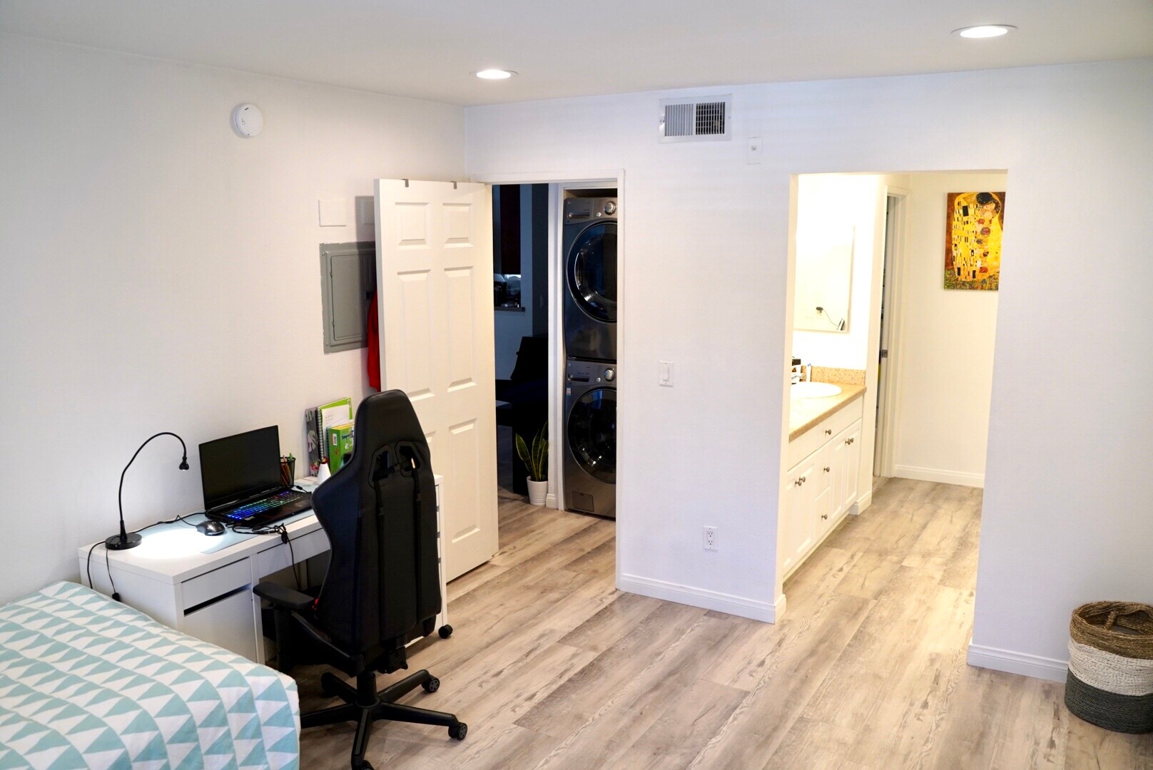 Building Photo - 21500 Burbank Blvd