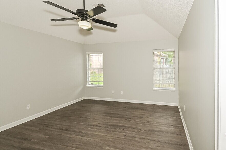 Building Photo - 1203 Thames Dr