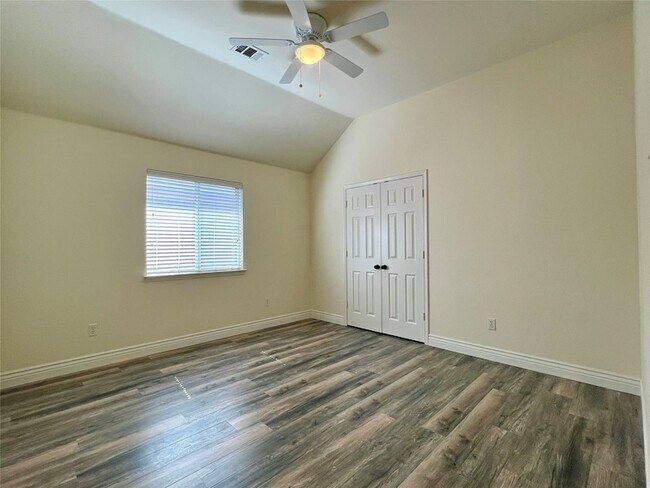 Building Photo - 9705 Hickory St