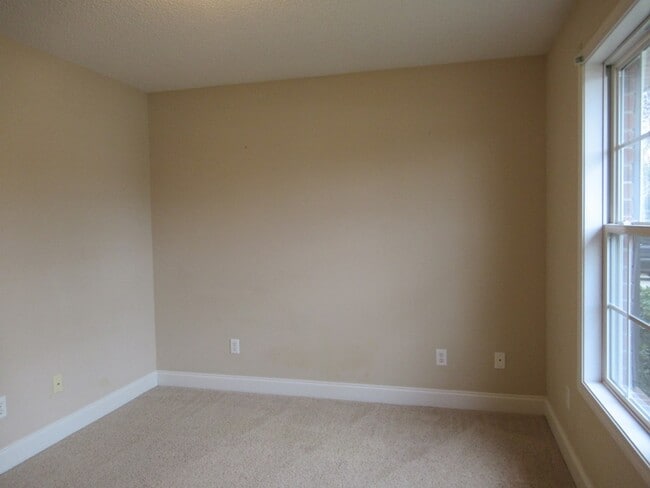 Building Photo - 3760 Beacon Dr