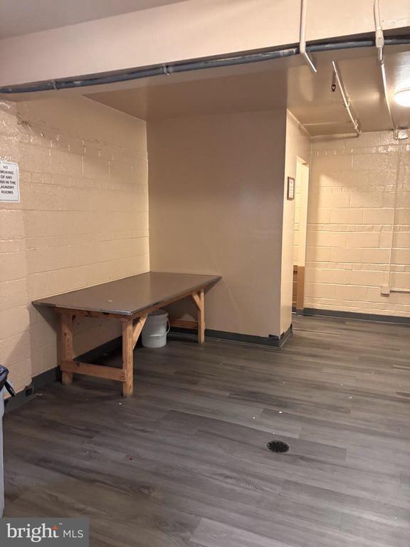 Building Photo - 2 Canterbury Square