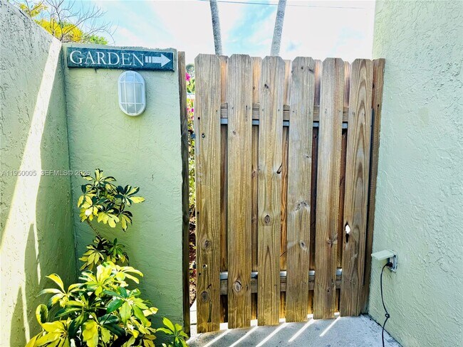 Building Photo - 1012 NE 17th Ct