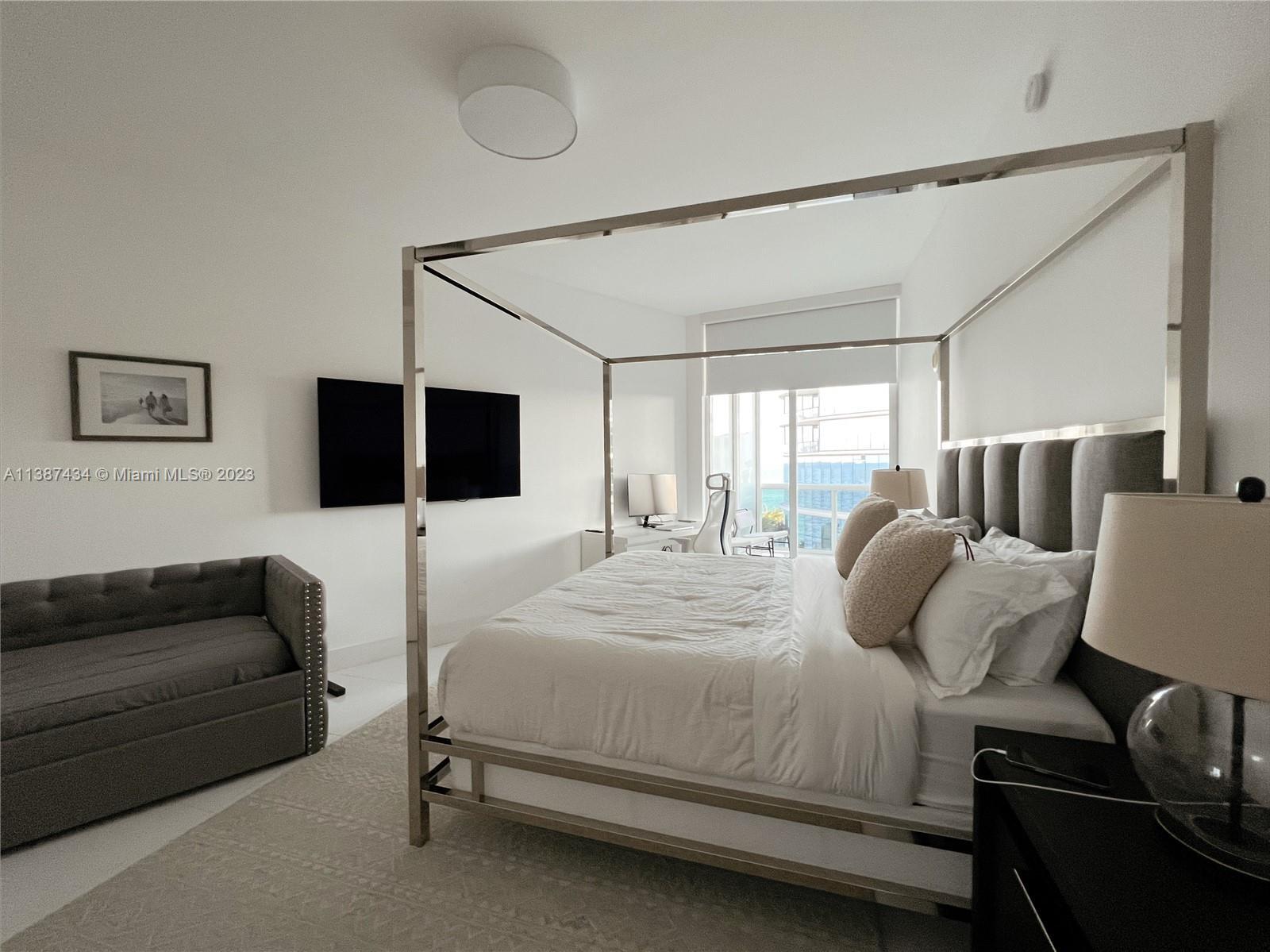 Building Photo - 15811 Collins Ave