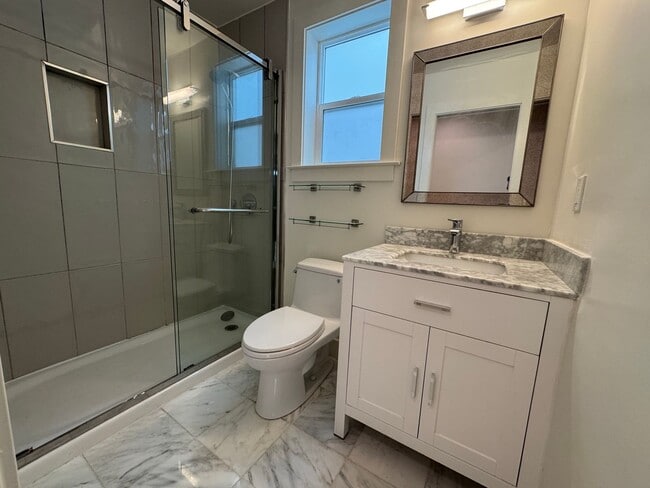Building Photo - Stunning 4BD/4BA Contemporary Home with Go...