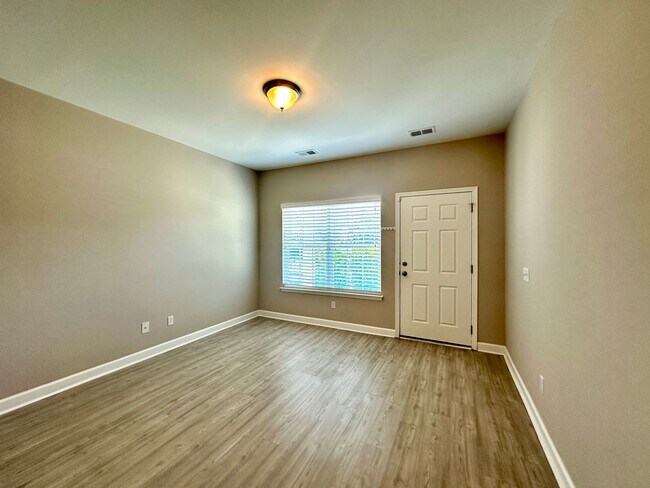 Building Photo - 3 Bed 2 Bath Townhome Located in Cokers Commons in Goose Creek!