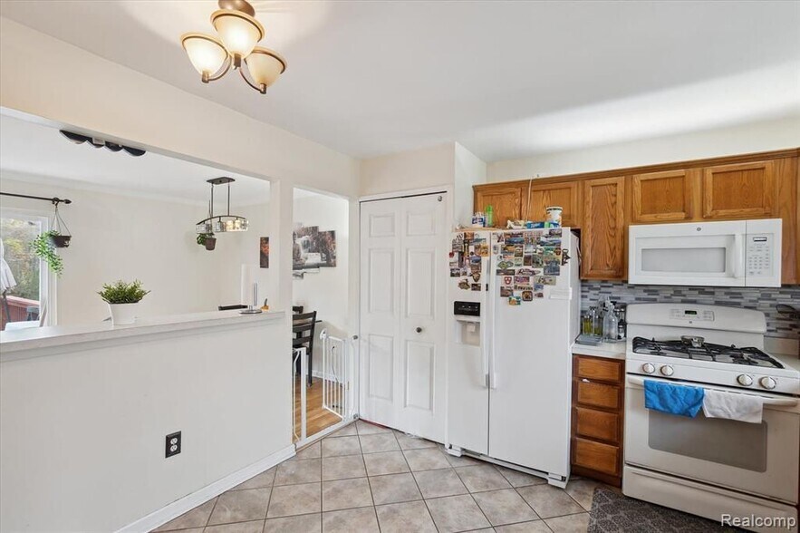 Building Photo - 44563 Savery Dr