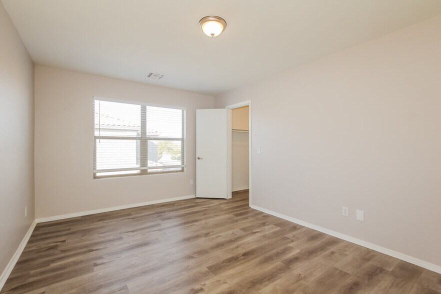 Building Photo - 4614 N 92nd Ln
