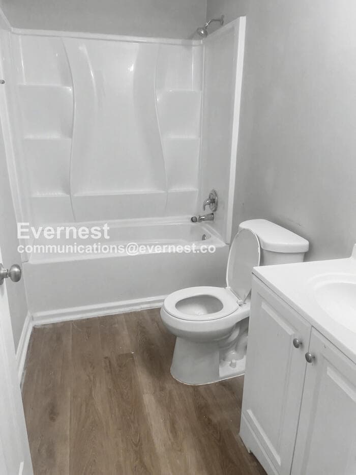 Building Photo - 3221 Lasalle St