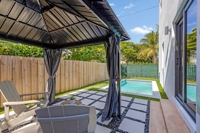 Building Photo - 704 SW 7th St