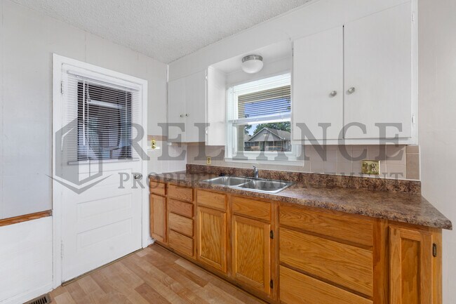 Building Photo - 1112 S Martinson Ave