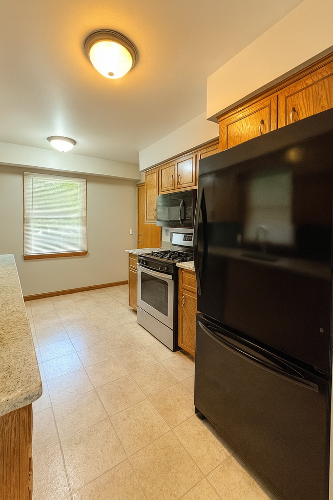 Building Photo - COME CHECK-OUT ALL THE UPDATES!  Great crystal home with huge fenced in backyard! Awesome home fo...