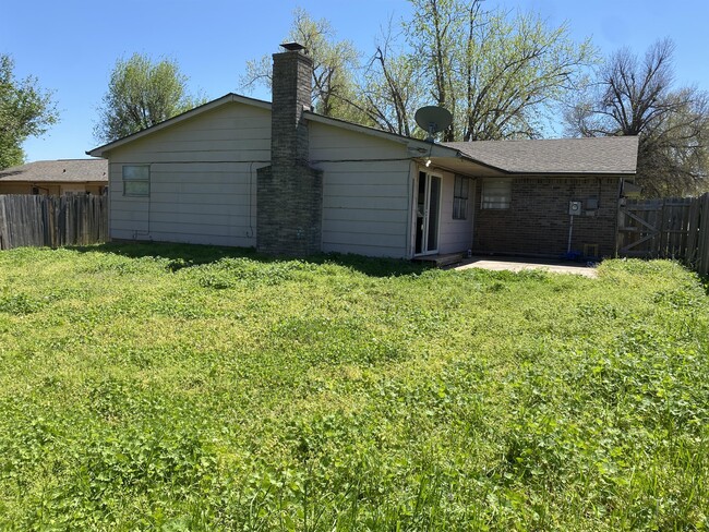 Building Photo - 429 E Hillcrest Ln