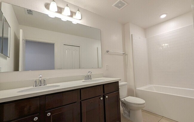 Building Photo - BEAUTIFUL 3-BEDROOM, 3-BATHROOM LUXURY TOW...
