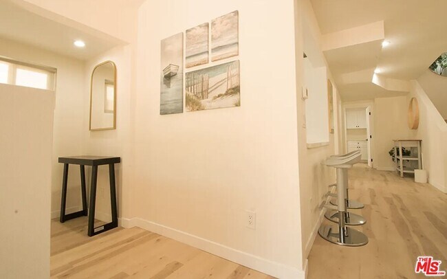 Building Photo - 9042 Phyllis Ave