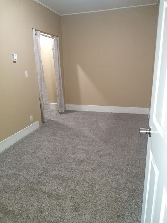 Building Photo - Pet Negotiable Four Bedroom Home