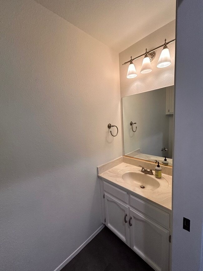 Building Photo - Beautiful home for rent in Visalia!