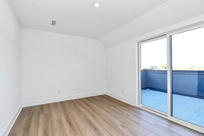 Building Photo - 5027 Duchess Dr