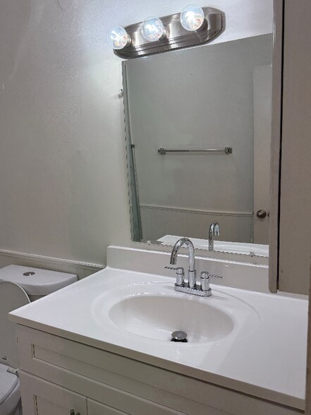 Building Photo - 2024 N Commonwealth Ave