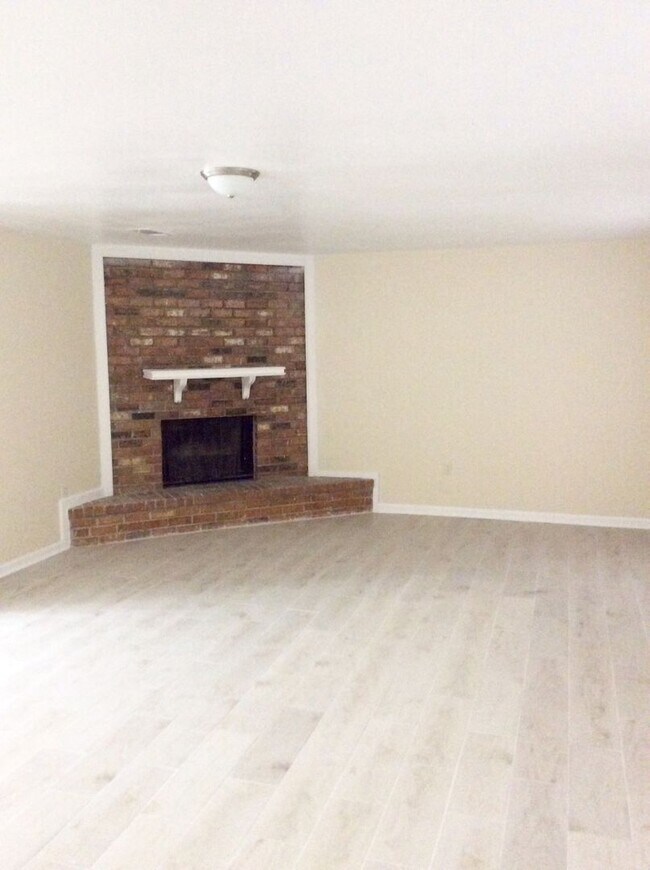 Building Photo - SPACIOUS NEWLY RENOVATED HOUSE