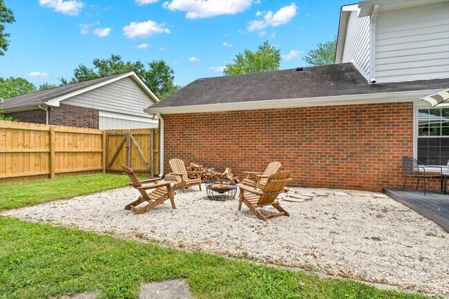 Building Photo - 612 Shadycrest Ln