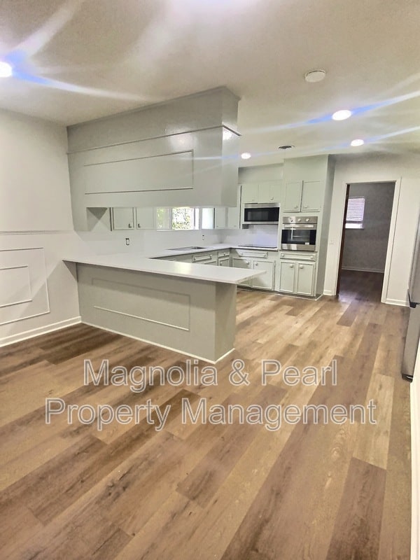 Building Photo - 1305 Robinwood Dr