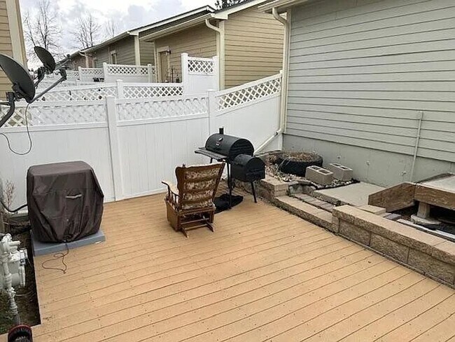 Building Photo - 3 Bed | 2.5 Bath Townhome In School District #2