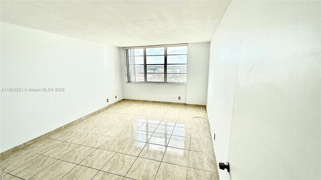 Building Photo - 2150 Sans Souci Blvd