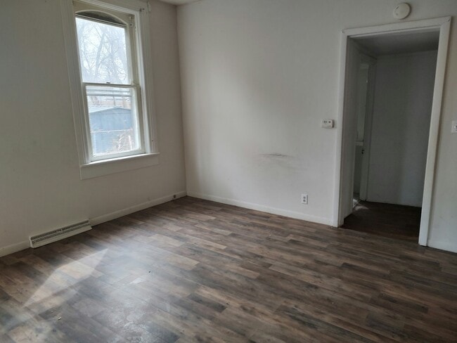 Building Photo - 1618 W Kettelle St