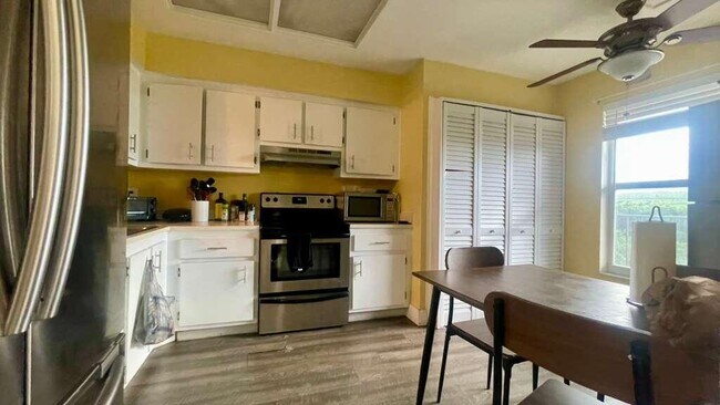 Building Photo - 4570 NW 18th Ave