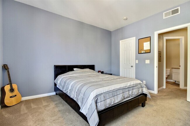 Building Photo - Spacious Top Floor Condo in Resort Style C...