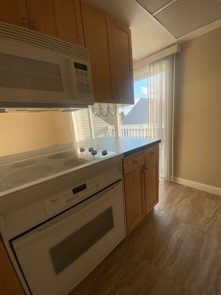 Kitchen - 105 E Ticonderoga Dr