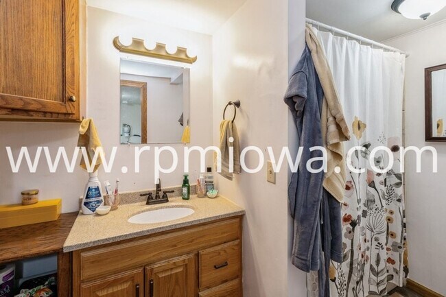 Building Photo - FENCED IN YARD!! 3 Bedroom, 2 Bath Home in Ames