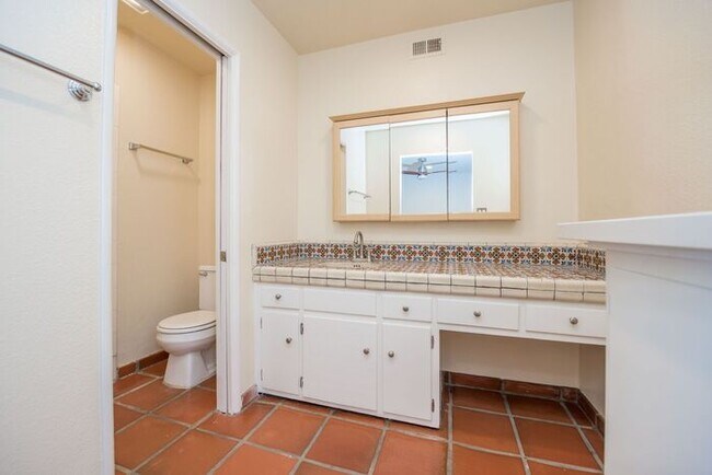 Building Photo - Anaheim Hills