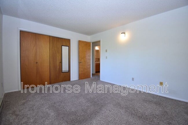 Building Photo - 809 W Villard St