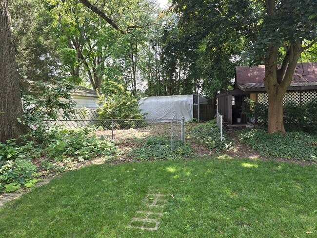 Building Photo - 1004 Weller Ave