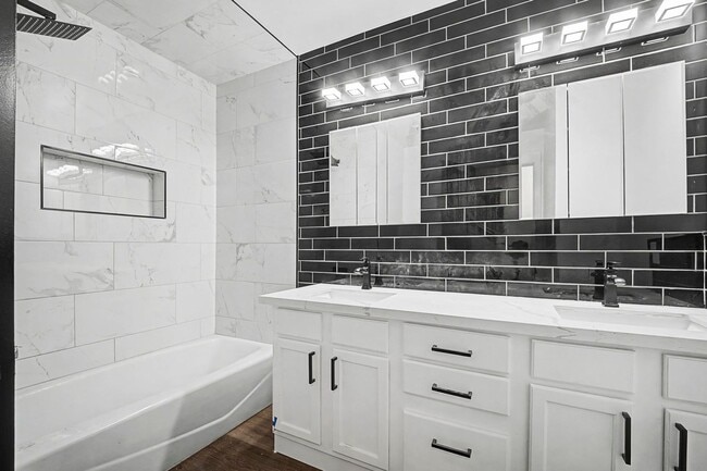 Building Photo - Tempe 5 bedroom 3 bath with pool and HUGE yard