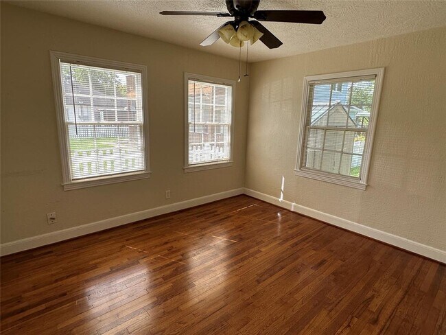 Building Photo - 1016 S Booth Ln