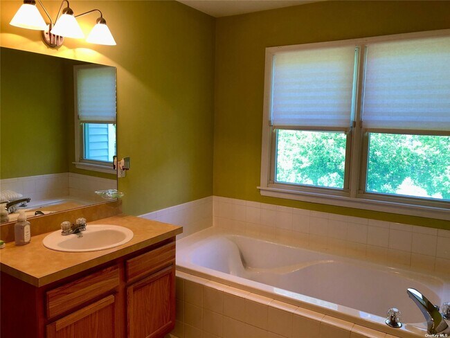 Building Photo - 902 Willow Pond Dr