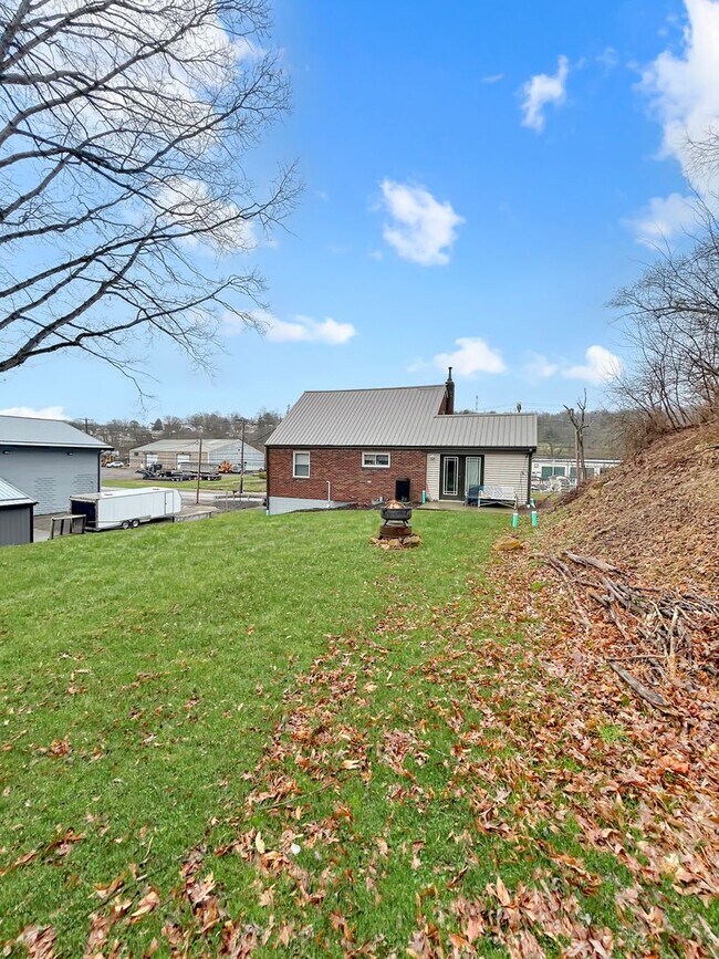 Building Photo - Charming 3-bedroom, 1-bath home in Oakdale, PA!