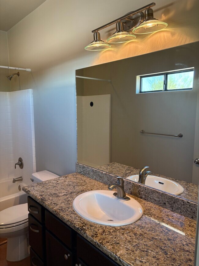 Building Photo - 1014 E Linden St